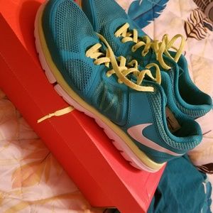 Nike flex run shoes
